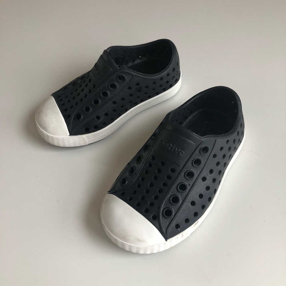 Native “Jefferson” size 5 black toddler shoes